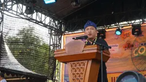 Wakil Bupati Sukabumi, Andreas, saat membuka Syukuran Hari Nelayan ke-69 dan Festival Seni Budaya di Pantai Palangpang, Desa Ciwaru, Kecamatan Ciemas, Jumat (17/7/2026) | Foto : @pemkab sukabumi