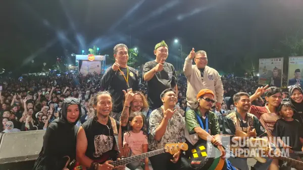 Anggota DPRD Kabupaten Sukabumi, Andri Hidayana dan Dewan Batman saat menyapa warga Pajampangan | Foto : Ragil Gilang