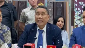 Pengacara eks Jampidsus Febrie Adriansyah, Hotman Paris, saat memberikan keterangan pers di Kejagung. (Sumber Foto: Kontan TV)