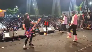 Penampilan Band Kotak memukau ribuan penonton pada puncak Syukuran Nelayan Desa Ciwaru ke-69 di Pantai Palangpang, Geopark Ciletuh-Palabuhanratu. (Sumber : Istimewa.).