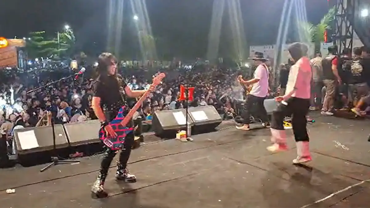 Band Kotak Hipnotis Ribuan Penonton di Pantai Palangpang, Syukuran Nelayan Ciwaru ke-69 Makin Meriah