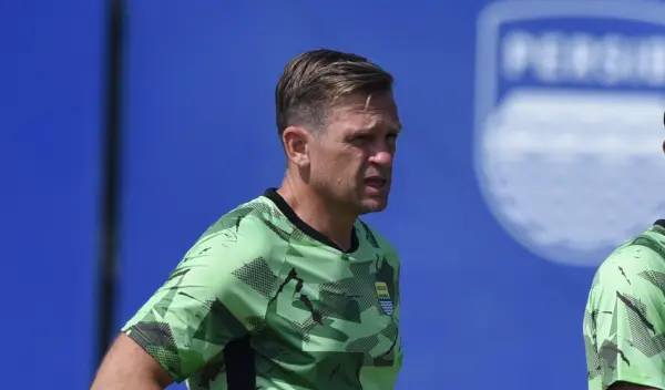 Igor Tolic sedang memimpin sesi latihan Persib Bandung jelang Piala Presiden 2026 (Sumber: web/persib.co.id)