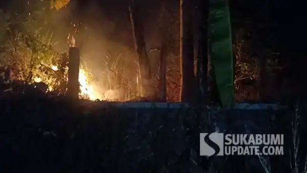 Lahan alang-alang yang terbakar di Kawasan Lapang Cangehgar Palabuhanratu, Kabupaten Sukabumi.. (Sumber : SU/Ilyas).