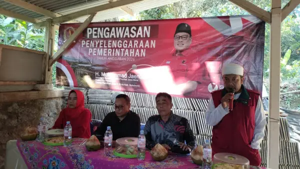 Anggota DPRD Jabar Muhammad Jaenudin didampingi Anggota DPRD Kabupaten Sukabumi Paoji Nurjaman saat pengawasan di Kecamatan Cidadap | Foto : tim adc