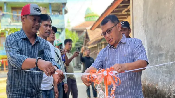 Anggota DPRD Provinsi Jawa Barat, Ir. H. Yusuf Maulana, meresmikan jalan gang hasil swadaya masyarakat di Kampung Tugu, Desa Cipendeuy, Kecamatan Surade, Kabupaten Sukabumi, Minggu (12/7/2026) | Foto : Tim Adc