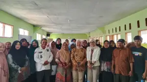 Anggota DPRD Jawa Barat Lina Ruslinawati saat kegiatan pengawasan penyelenggaraan pemerintahan di Desa Ambrajaya, Kecamatan Ciambar, Kabupaten Sukabumi. Sabtu (18/7/2026) | Foto : dok. tim pendamping