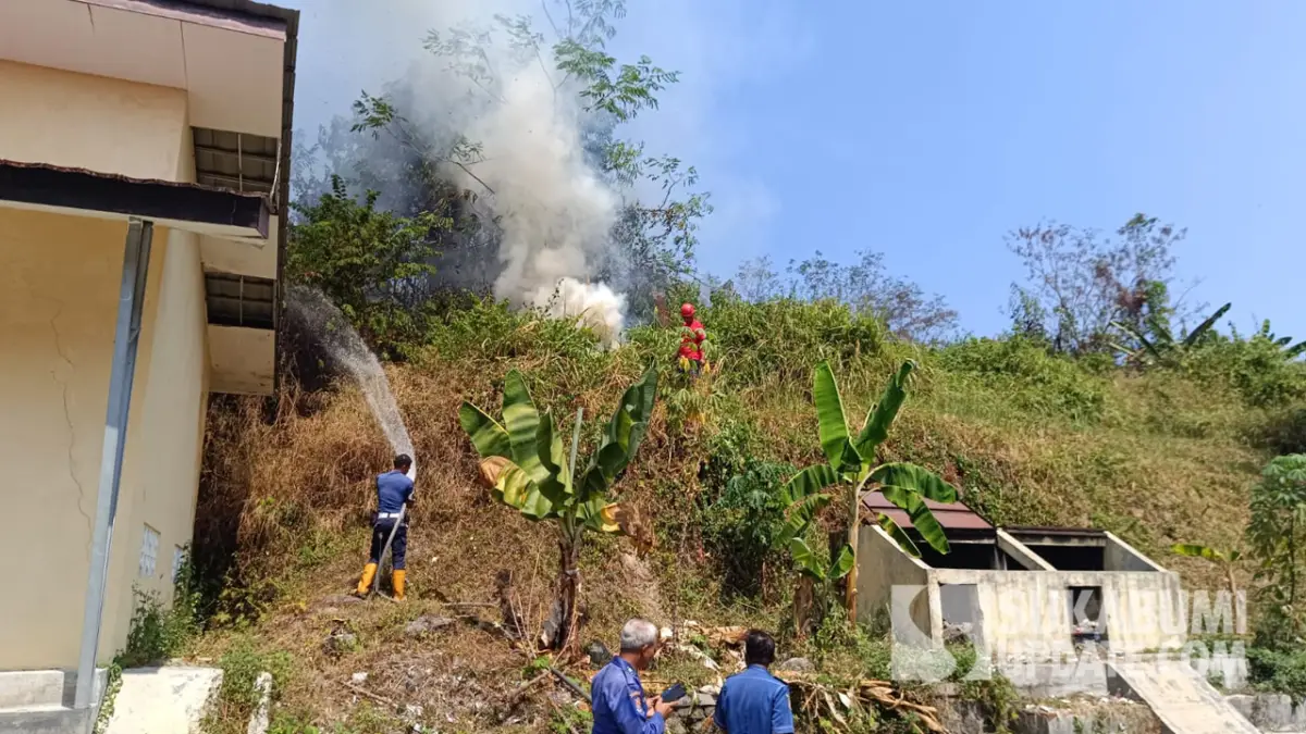 Kebakaran Lahan, Api Nyaris Merembet ke Gedung Dinas PU Sukabumi