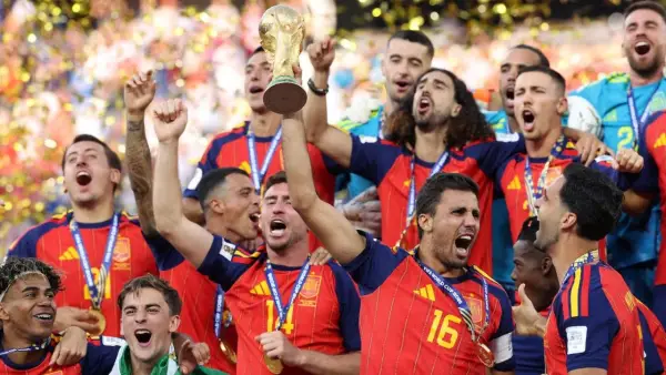 Selebrasi para pemain Spanyol setelah menjadi juara Piala Dunia 2026 setelah mengalahkan Argentina. (Sumber: web/en.as.com)
