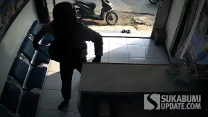 Momen pelaku perampokan saat mengeluarkan sajam untuk mengintimidasi seorang pegawai perempuan agen BRI Link di Nagrak Sukabumi. (Sumber Foto: CCTV/Istimewa)