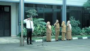 Kepala BP Mektan Anggi Jingga saat menjadi pembina apel pagi di lingkungan Distanhorti Provinsi Jawa Barat, Senin (20/7/2026). (Sumber Foto: IG Distanhorti Jabar)