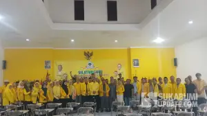Foto bersama peserta silaturahmi Plt Ketua DPD Golkar Kabupaten Sukabumi TB Mulyana Syahrudin dengan pengurus DPD dan PK Golkar se Kabupaten Sukabumi, Senin (20/7/2026) | Foto : Sukabumiupdate