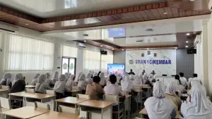 Anggota DPRD Provinsi Jawa Barat, Muhammad Jaenudin, saat menggelar kegiatan DPRD Mengabdi bertema Pendidikan Demokrasi di SMAN 1 Cikembar, Kabupatenn Sukabumi, Senin (20/7/2026) | Foto : dok. tim