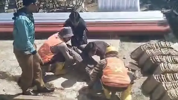 Seorang pekerja bangunan asal Palabuhanratu yang diduga tersengat listrik saat proses pembangunan Gedung TK PGRI di Kampung Caringin, Desa Cimerang, Kecamatan Pabuaran, Kabupaten Sukabumi, Selasa (21/7/2026) (Sumber : Istimewa.)