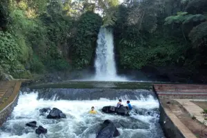 Curug Bangkong, salah satu air terjun dengan nama unik yang ada di Kuningan, Jawa Barat. (Sumber : Gmaps/Helmi Fauzi)