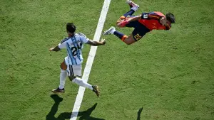 Pelanggaran keras Enzo Fernandez terhadap Pau Cubarsi di final Piala Dunia 2026 Spanyol vs Argentina (Sumber: web/en.as.com)