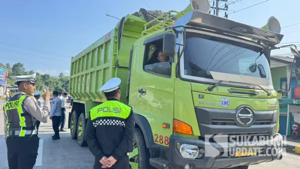 Petugas Satlantas Polres Sukabumi bersama Dishub memeriksa kendaraan angkutan saat ramp check di Exit Tol Parungkuda, Kabupaten Sukabumi, Selasa (21/7/2026). (Sumber Foto: Istimewa)
