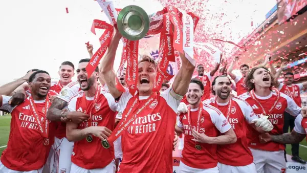 Selebrasi para pemain Arsenal setelah berhasil menjadi juar Liga Inggris musim lalu. (Sumber: web/en.as.com)