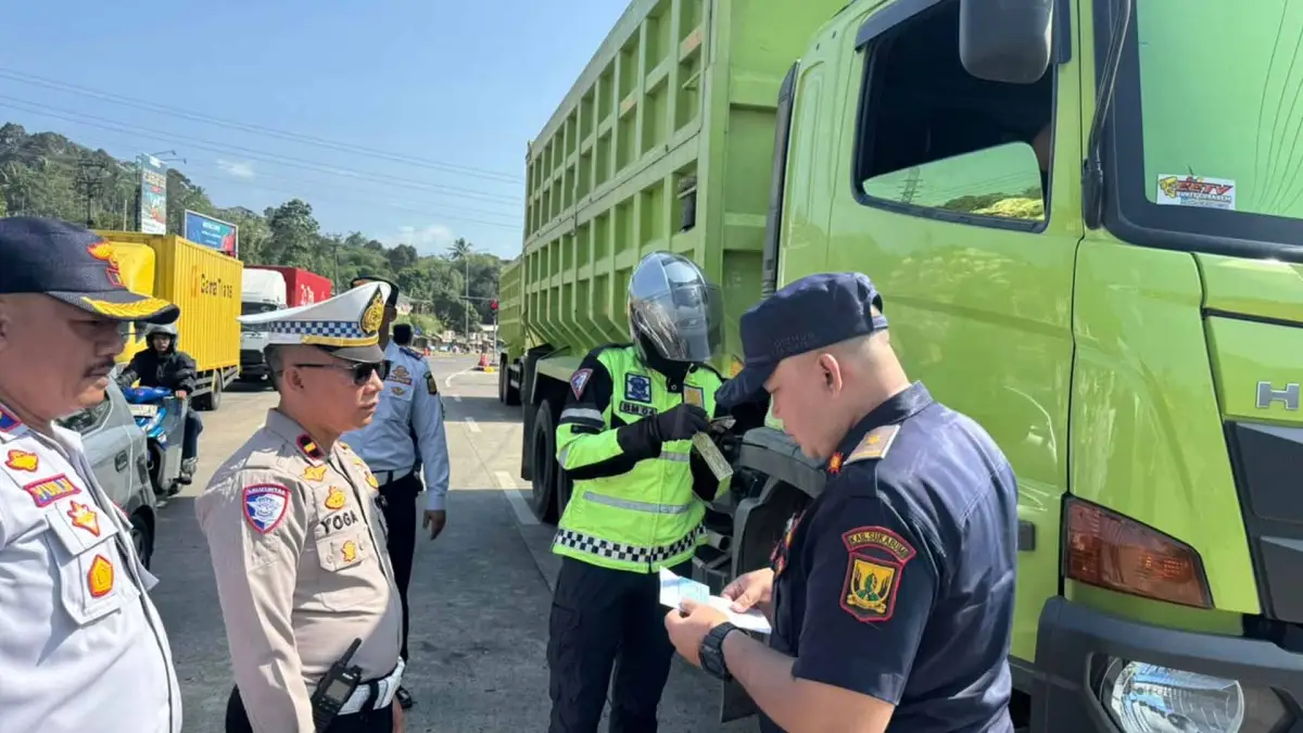 Ramp Check Kendaraan Angkutan di Sukabumi, Pajak Mati hingga KIR Tak Lengkap Ditemukan