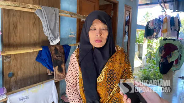 Meti (43) saat berada dikediamannya (mushala-MCK) di Kampung Sawahbera, RT 03/03, Kelurahan Dayeuhluhur, Kecamatan Warudoyong, Kota Sukabumi, Rabu (22/7/2026). (Sumber : SU/Asep Awaludin).