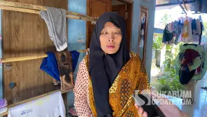 Meti (43) saat berada dikediamannya (mushala-MCK) di Kampung Sawahbera, RT 03/03, Kelurahan Dayeuhluhur, Kecamatan Warudoyong, Kota Sukabumi, Rabu (22/7/2026). (Sumber : SU/Asep Awaludin).