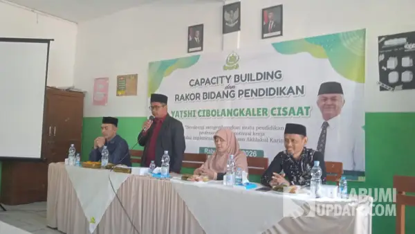 Ketua Yayasan Tarbiyatusshibyan (YATSHI), Ustad Syamsul Hidayat saat sambutan dalam acara Capacity Building untuk para tenaga pendidik, Rabu (22/7/2026) | Foto : Sukabumiupdate