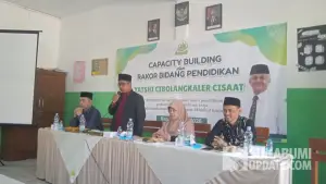 Ketua Yayasan Tarbiyatusshibyan (YATSHI), Ustad Syamsul Hidayat saat sambutan dalam acara Capacity Building untuk para tenaga pendidik, Rabu (22/7/2026) | Foto : Sukabumiupdate