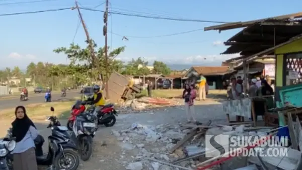 Truk pengangkut tanah tabrak motor, warung nasi padang dan mobil di lingsel Sukabumi (Sumber: sukabumiupdate)