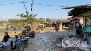 Truk pengangkut tanah tabrak motor, warung nasi padang dan mobil di lingsel Sukabumi (Sumber: sukabumiupdate)