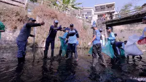 Sejumlah peserta didik baru saat mengikuti aksi ekologi pada penutupan MPLS Pancawaluya 2026 di Bandung. (Sumber Foto Humas Jabar)
