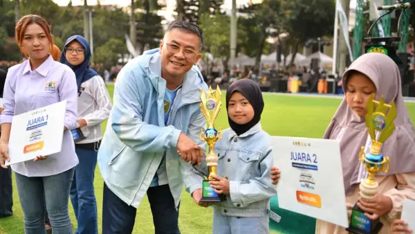 Wagub Jabar Erwan Setiawan saat memberikan piagam penghargaan kepada pemenang pemenang lomba melukis di Festival Rakyat Nusantara 2026. (Sumber Foto: Humas Jabar)