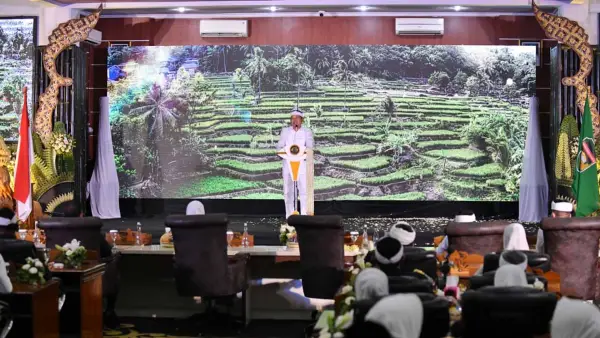 Gubernur Jabar Dedi Mulyadi saat memberikan sambutan dalam Rapat Paripurna Hari Jadi Purwakarta ke-195. (Sumber Foto: Humas Jabar)