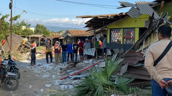 Warung nasi padang di lingsel Sukabumi hancur ditabrak dump truk pengangkut tanah (Sumber: sukabumiupdate)