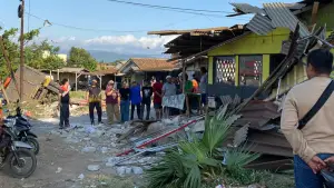 Warung nasi padang di lingsel Sukabumi hancur ditabrak dump truk pengangkut tanah (Sumber: sukabumiupdate)