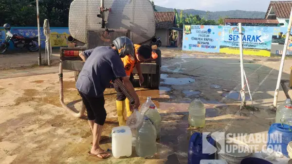Petugas BPBD Kabupaten Sukabumi saat mendistribusikan bantuan air bersih kepada warga terdampak kekeringan di Sekarwangi Cibadak. (Sumber Foto: SU/Ibnu)