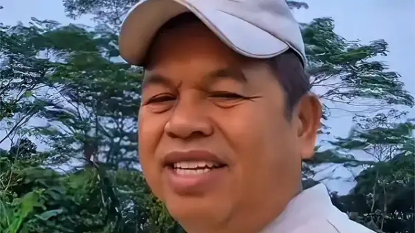 Gubernur Jawa Barat Dedi Mulyadi saat berjalan di pinggir sawah Senin (23/07/2026). (Sumber : Instagram/@dedimulyadi71).