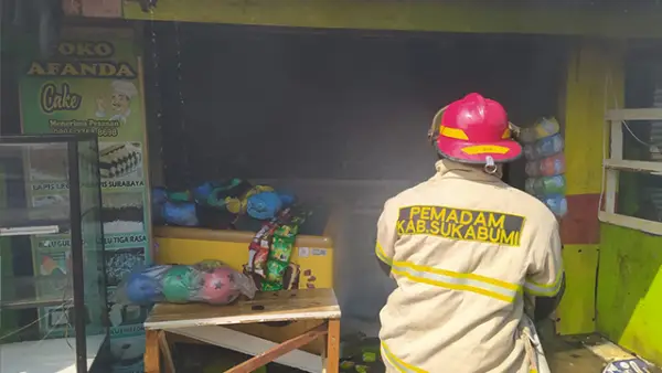 Petugas saat memadamkan kebakaran yang hanguskan warung kelontong dan sebagian dapur Rumah Makan Padang di Kampung Bolang Lebak, Desa Sundawenang, Kecamatan Parungkuda, Kabupaten Sukabumi Kamis (23/7/2026). (Sumber : Istimewa.).