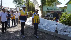 Wali Kota Sukabumi Ayep Zaki saat meninjau rekonstruksi Jalan Prana yang memiliki nilai kontrak sebesar Rp2,1 miliar. Pekerjaan dilaksanakan oleh CV Makmur Sentosa | Foto : dokpim