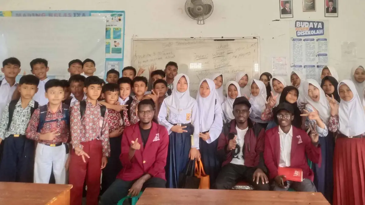 Mahasiswa Internasional Nusa Putra University Revolusi Pembiasaan Bahasa Inggris di SMP Plus Luqmanul Hakim