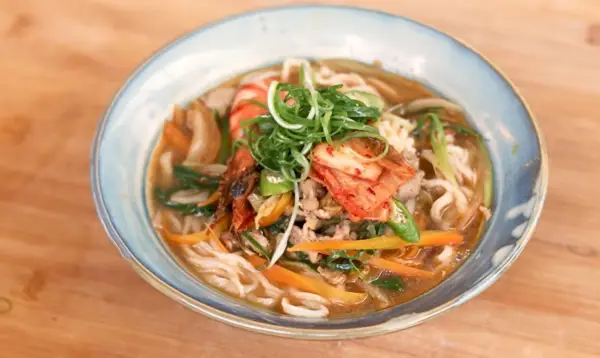 Resep Jjampong, Mie Kuah Asal Korea Selatan yang Pedas Bikin Ketagihan (Sumber : Youtube | Devina Hermawan)