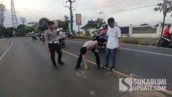 Petugas kepolisian melakukan olah TKP kecelakaan maut yang melibatkan truk kontainer dan dua sepeda motor di Parungkuda Sukabumi, Kamis (23/7/2026) sore. (Sumber Foto: SU/Ibnu)