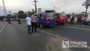 Syahrul (berkemeja putih) bersama kepolisian di TKP kecelakaan maut Parungkuda Sukabumi, Kamis (23/7/2026). (Sumber Foto: SU/Ibnu)