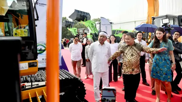 Gubernur Jabar Dedi Mulyadi saat menghadiri peletakan batu pertama (groundbreaking) pembangunan pabrik alat berat elektrik di Karawang. (Sumber Foto: Humas Jabar)