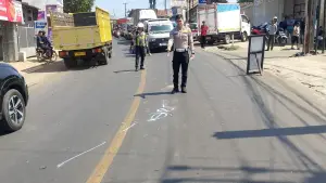 Satlantas Polres Sukabumi melakukan olah tempat kejadian perkara (TKP) kecelakaan antara sepeda motor dan dump truk di Jalan Raya Sukabumi-Bogor, Kampung Cijalingan, Jumat (24/7/2026) | Foto : Satlantas