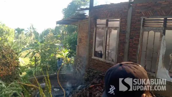 Damkar bersama warga berupaya memadamkan kebakaran yang menghanguskan rumah warga di Cikakak Sukabumi, Jumat (24/7/2026). (Sumber Foto: DPKP Kab. Sukabumi)