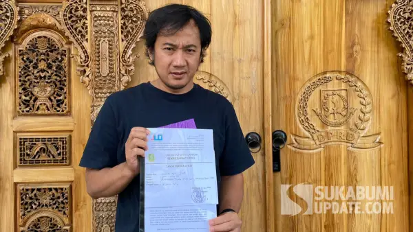 Dudy Syahprialdi, ayah Leon saat berada di DPRD Kota Sukabumi untuk meminta perkembangan hasil audiensi. Jumat (24/7/2026). (Sumber: sukabumiupdate)