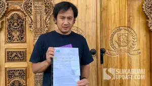 Dudy Syahprialdi, ayah Leon saat berada di DPRD Kota Sukabumi untuk meminta perkembangan hasil audiensi. Jumat (24/7/2026). (Sumber: sukabumiupdate)