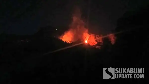 Kebakaran bukit di ruas Jalan Provinsi Loji–Palangpang, Sangrawayang Simpenan Sukabumi, masih membara hingga Jumat tengah malam. (Sumber Foto: Dok. P2BK Simpenan)