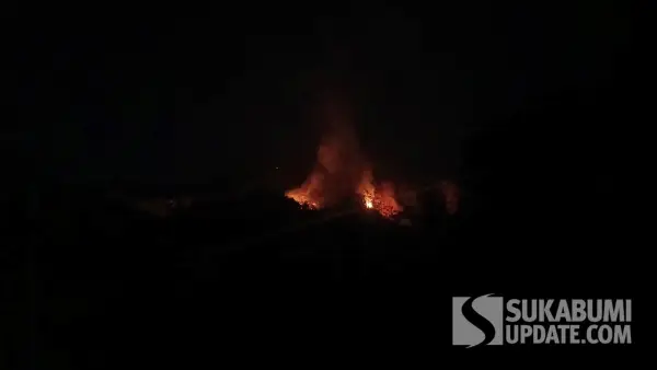 Kebakaran lahan di kawasan perbukitan ruas jalan provinsi Loji-Palangpang, Kampung Cipendeuy, Desa Sangrawayang, Kecamatan Simpenan, Kabupaten Sukabumi, Jumat malam, 24 Juli 2026. | Foto: P2BK Simpenan