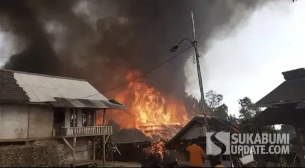 Api membakar sejumlah rumah di Kasepuhan Ciptamulya, Desa Sirnaresmi, Kecamatan Cisolok, Kabupaten Sukabumi, Sabtu siang (25/7/2026). | Foto: SU/Ilyas Supendi