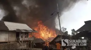 Kebakaran di permukiman Kasepuhan Ciptamulya, Desa Sirnaresmi, Kecamatan Cisolok, Kabupaten Sukabumi, Sabtu siang (25/7/2026). | Foto: SU/Ilyas Supendi